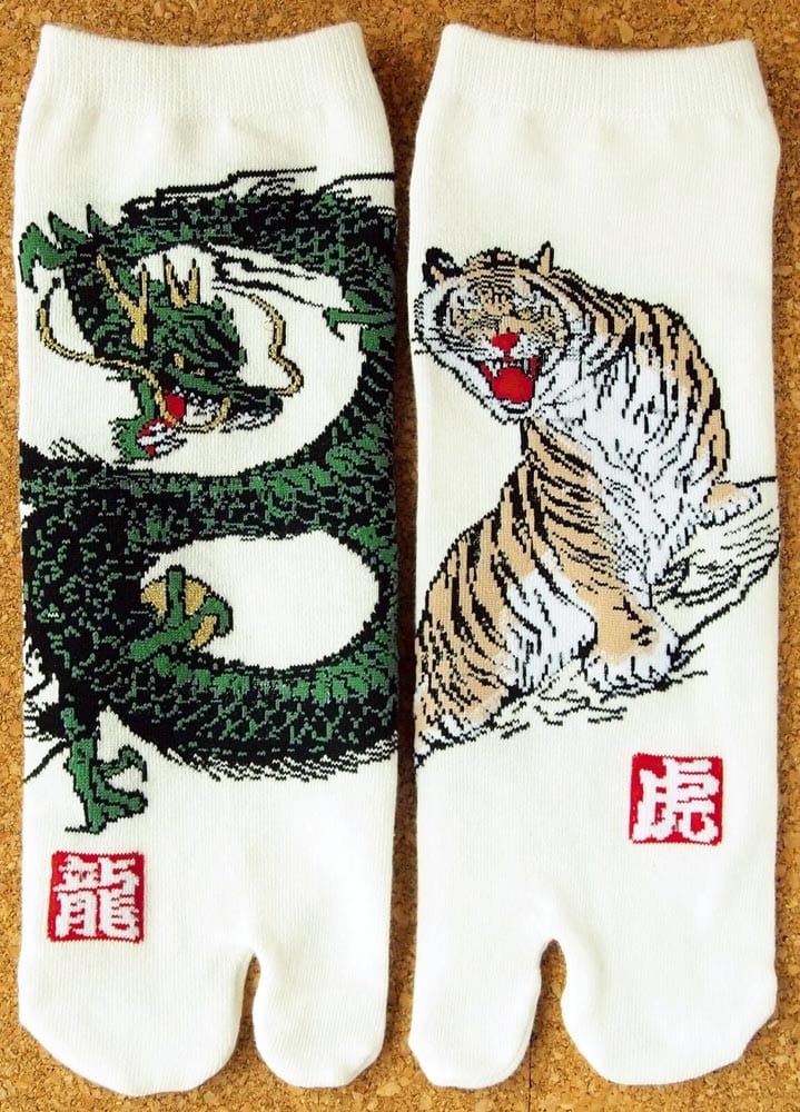 https://japanesestyle.com/wp-content/uploads/2020/05/tiger-dragon-sock-2.jpg